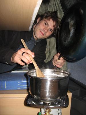 Pasta unter dem Tisch kochen ist gar nicht so einfach Pasta unter dem Tisch kochen ist gar nicht so einfach